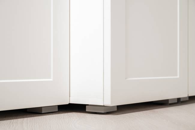 Большой комод две дверки четыре ящика с вешалкой с полкой и два шкаф-пенала Остин цвет белый шагрень/дуб крафт золотой Большой комод две дверки четыре ящика с вешалкой с полкой и два шкаф-пенала Остин цвет белый шагрень/дуб крафт золотой