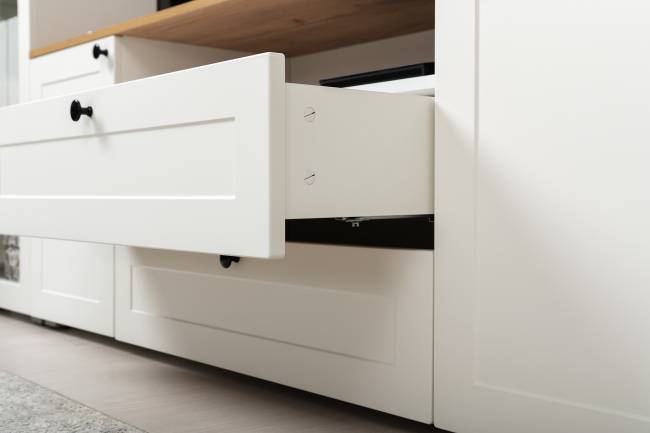 Тумба под ТВ Остин 16.47 цвет белый шагрень/дуб крафт золотой