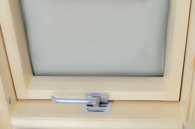 Деревянное мансардное окно FTP-V U5 (CH) со среднеповоротным типом открывания