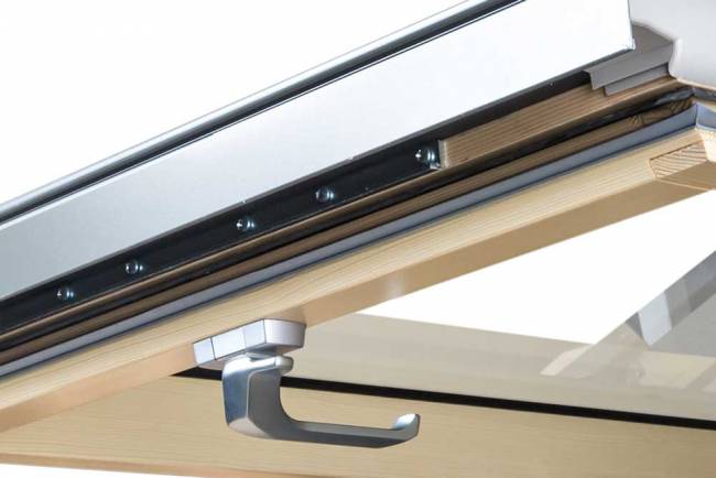 Деревянное мансардное окно FTS-V U4 со среднеповоротным открыванием