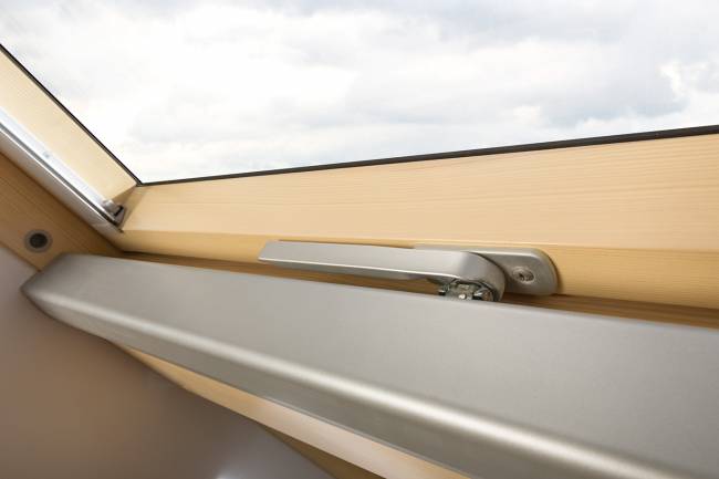 Деревянное мансардное окно FTP-V U3 с системой автоматического управления WiFi