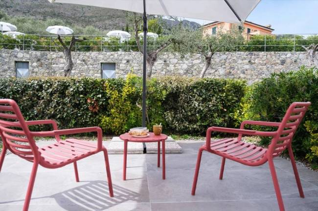 Столик пластиковый журнальный Doga марсала Ø500х400 мм Столик пластиковый журнальный Doga марсала Ø500х400 мм