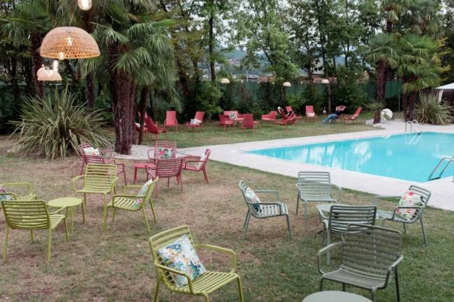 Столик пластиковый журнальный Doga марсала Ø500х400 мм Столик пластиковый журнальный Doga марсала Ø500х400 мм